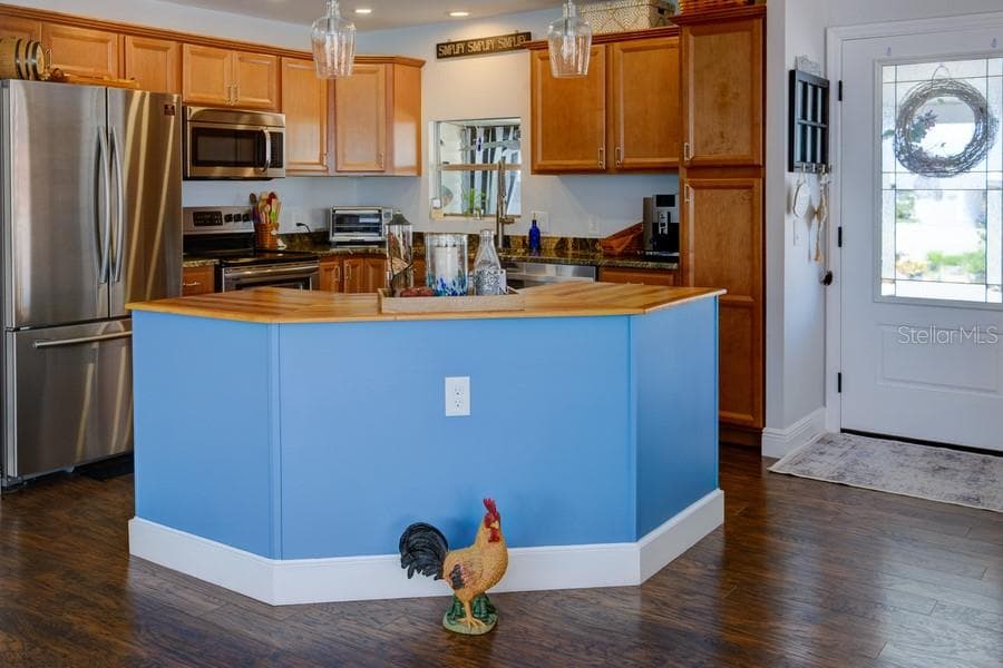 WELL APPOINTED KITCHEN ISLAND - 1916 ILLINOIS AVE, BRADENTON