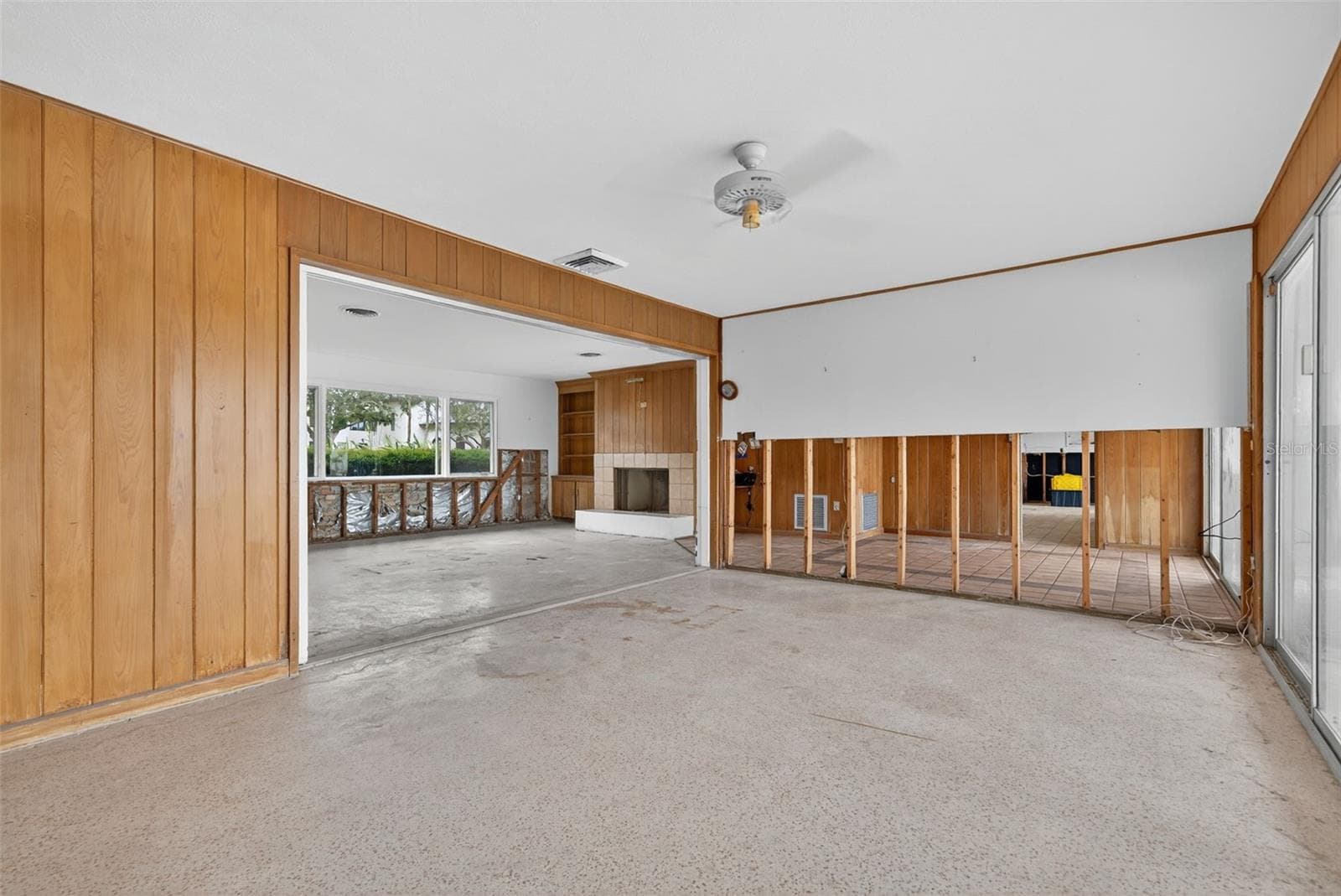 Single Family Residence at 377 S SHORE DR, SARASOTA, photo 6 of 23