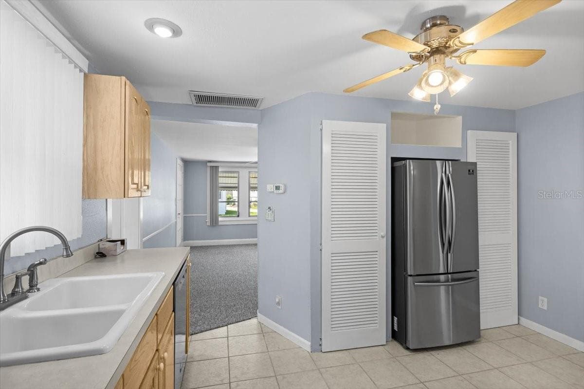 Single Family Residence at 9 SEMINOLE DR, BRADENTON, photo 11 of 32
