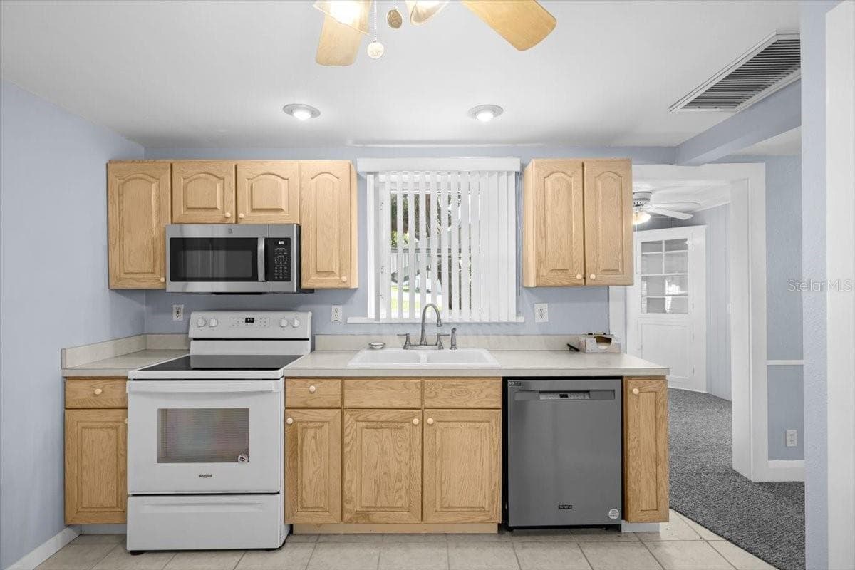 Single Family Residence at 9 SEMINOLE DR, BRADENTON, photo 12 of 32