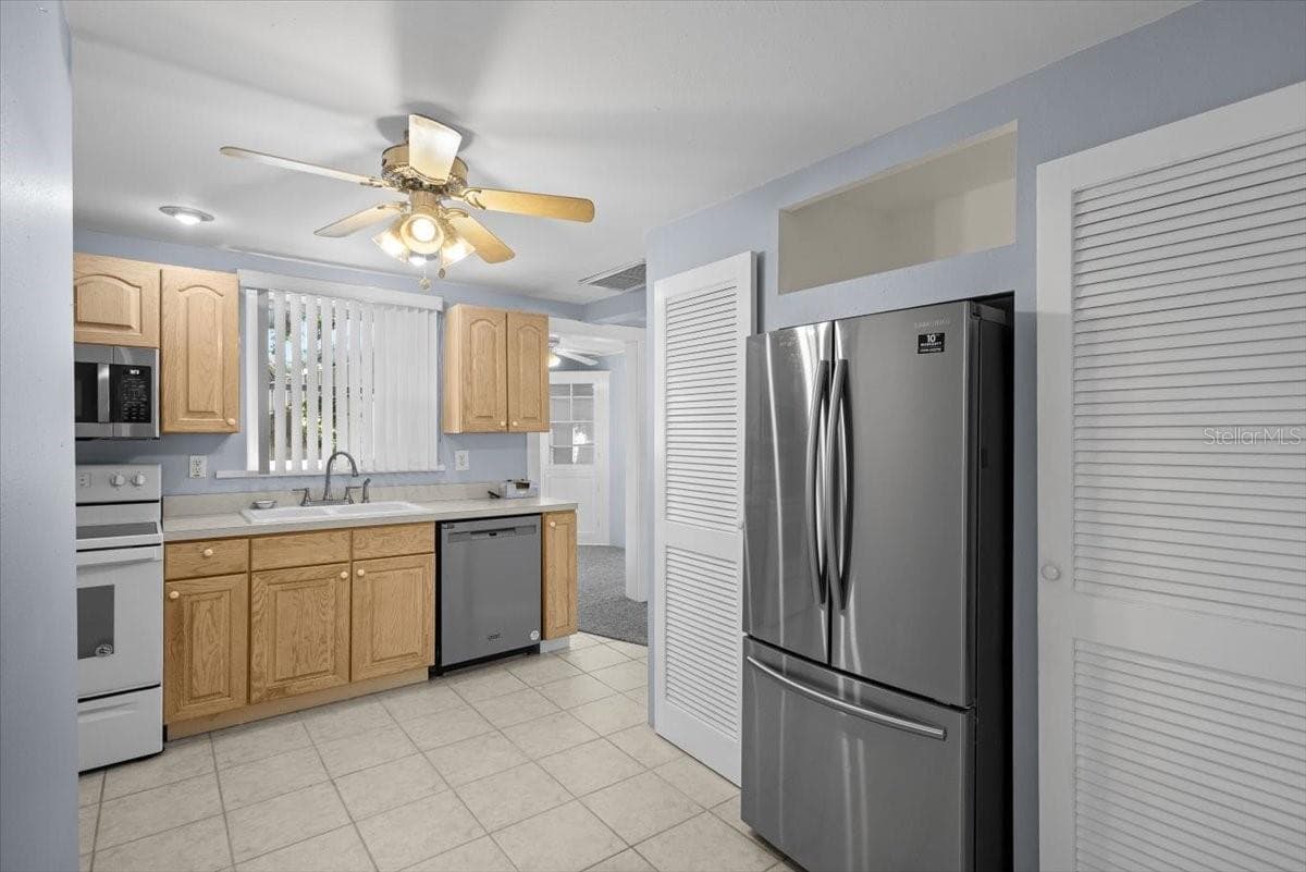 Single Family Residence at 9 SEMINOLE DR, BRADENTON, photo 14 of 32