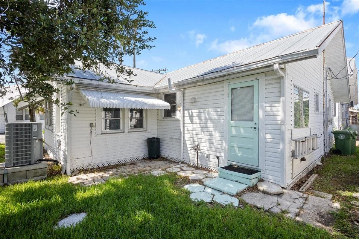 Single Family Residence at 9 SEMINOLE DR, BRADENTON, photo 20 of 32