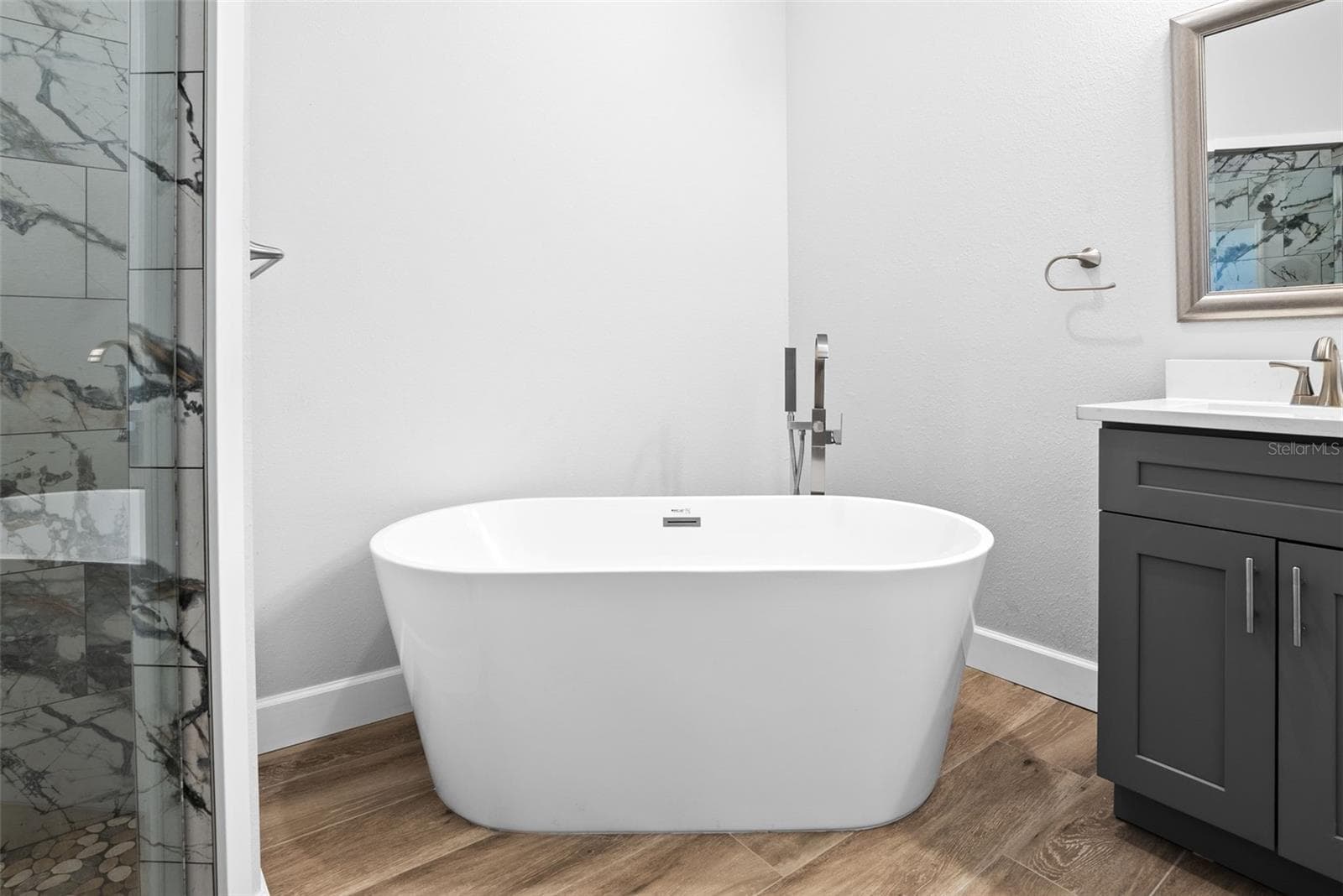 master bath freestanding soaking tub - 13219 NEWGENT RD, SAN ANTONIO