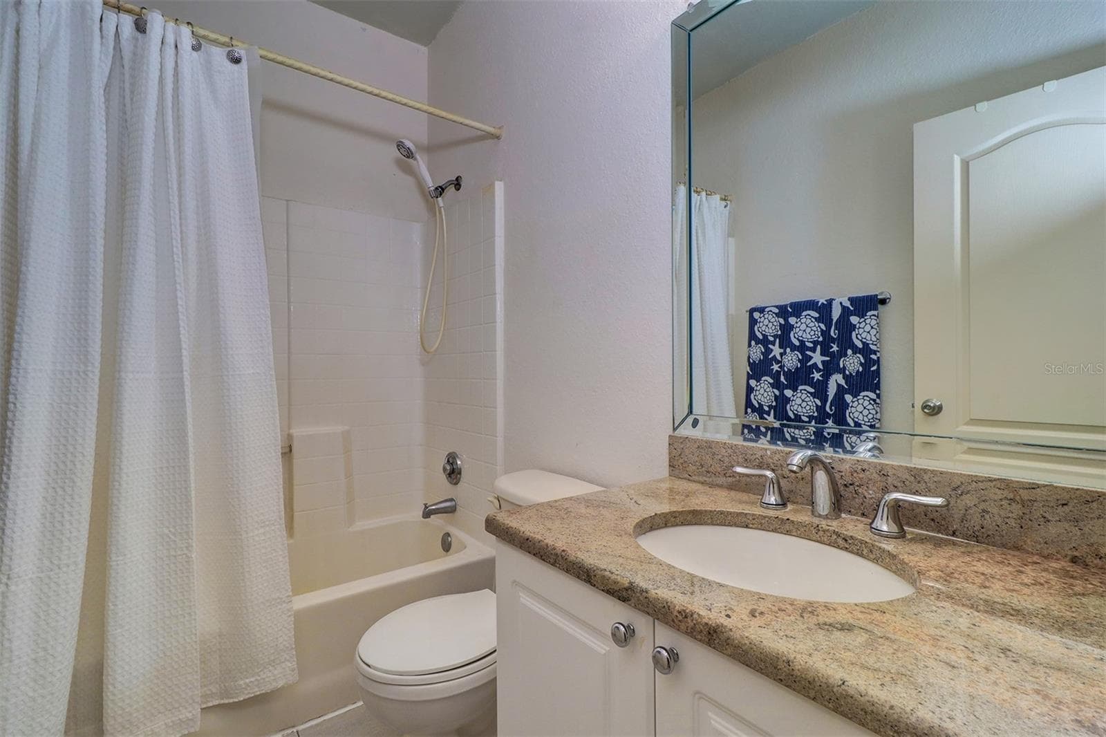 Hall bath with tub/shower combination for 2nd and 3rd bedrooms - 2757 VIA CIPRIANI #1114A, CLEARWATER