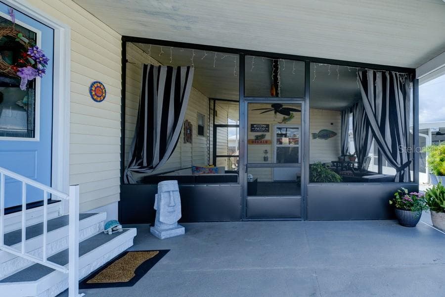 SEAMLESS OUTDOOR LIVING LIVING WITH SCREENED LANAI - 1916 ILLINOIS AVE, BRADENTON