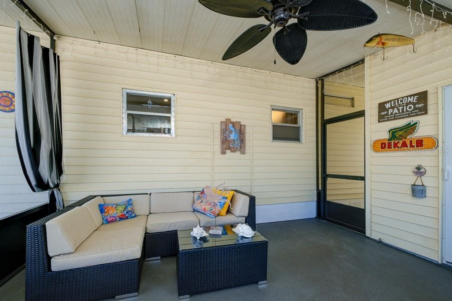 LANAI OFFERING INDOOR/OUTDOOR FEEL - 1916 ILLINOIS AVE, BRADENTON