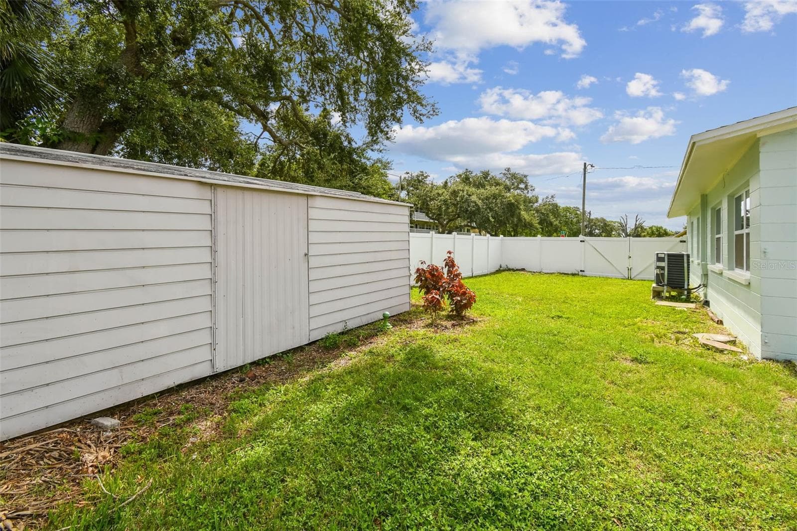 Side yard and Shed - 1101 81ST AVE N, ST PETERSBURG
