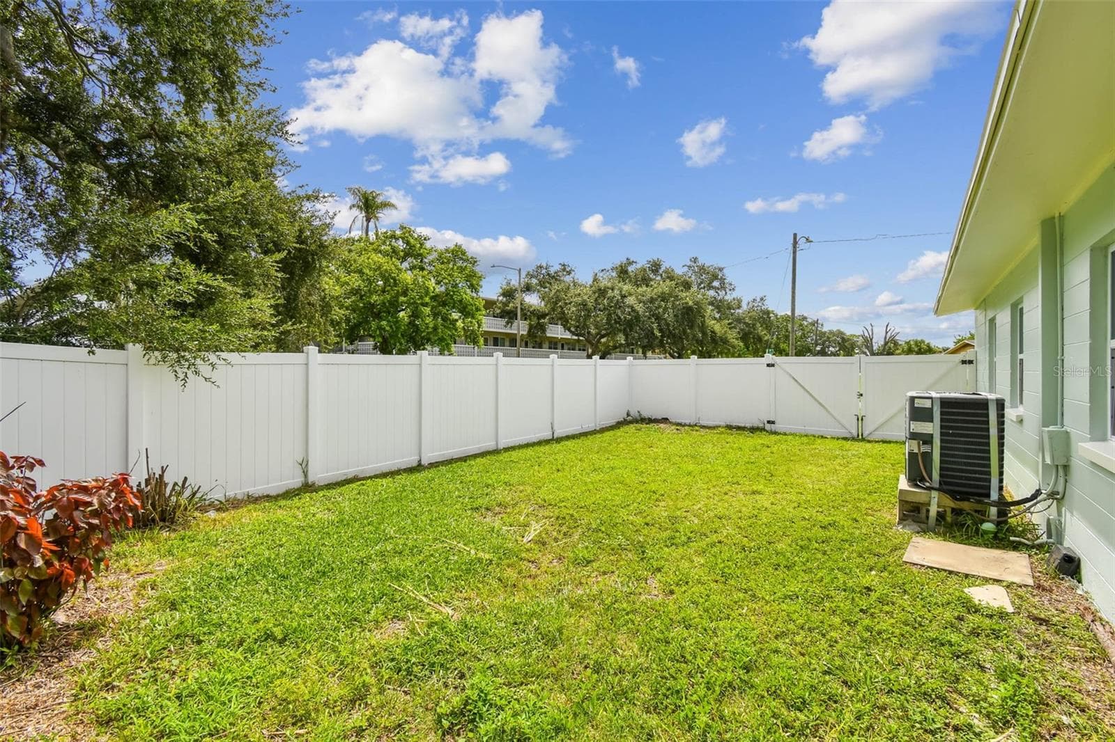 Side yard and Shed - 1101 81ST AVE N, ST PETERSBURG