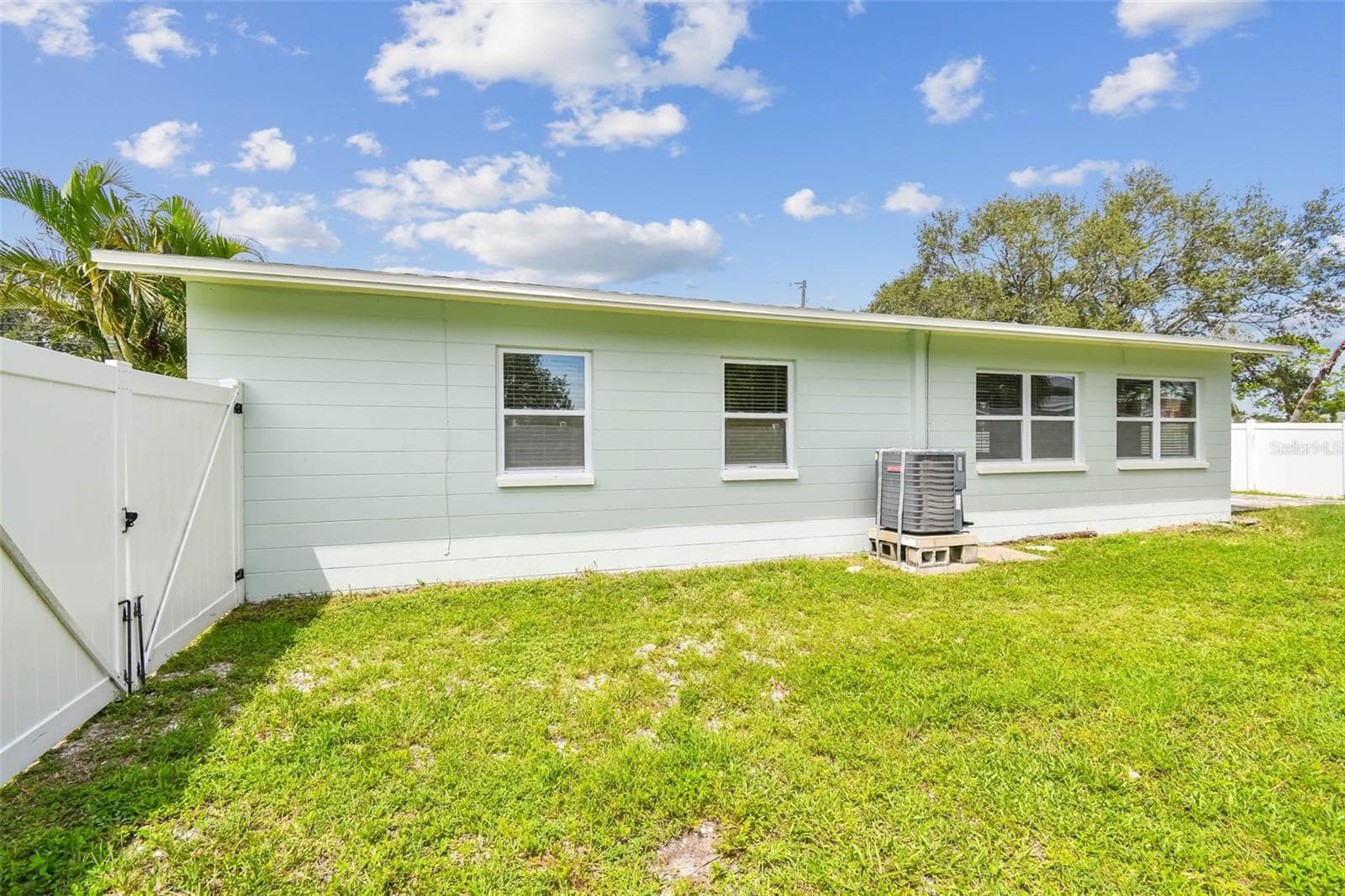 Side yard and Shed - 1101 81ST AVE N, ST PETERSBURG