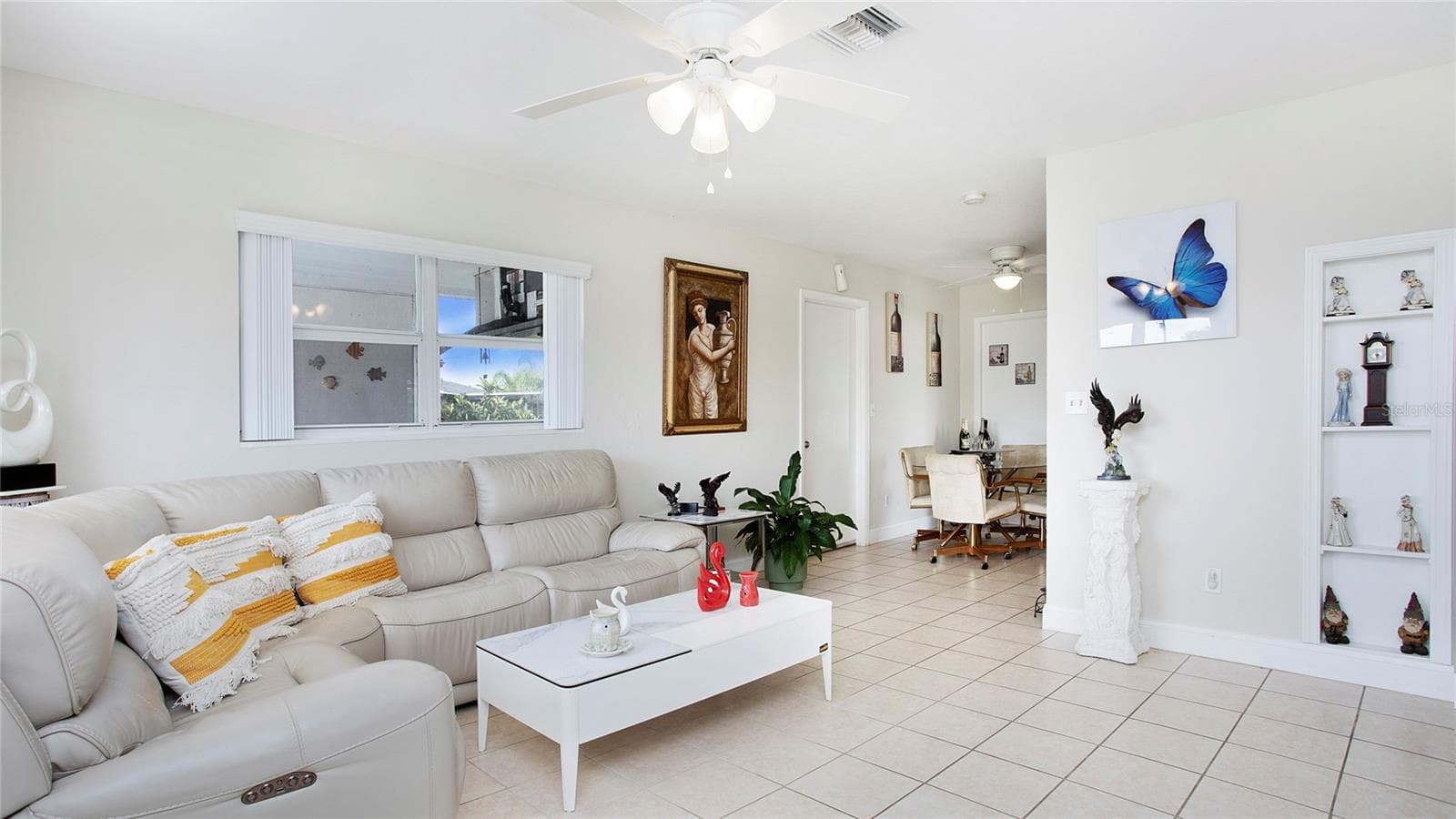 Livingroom as you ent rthe home - 515 YORK RD, LEHIGH ACRES