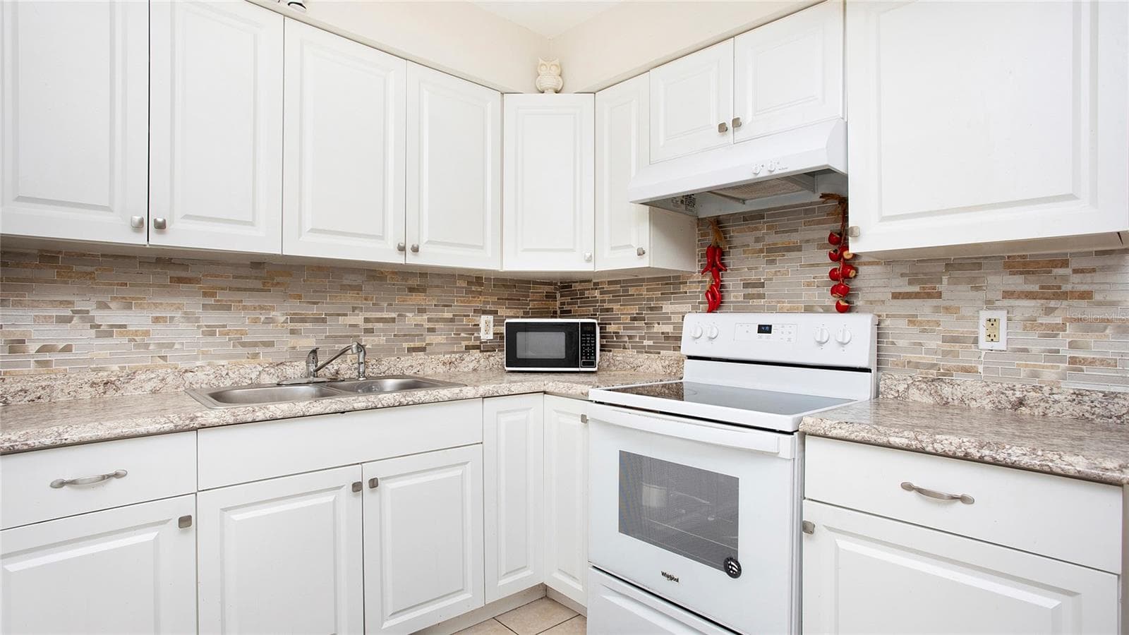 Kitchen stove and hood - 515 YORK RD, LEHIGH ACRES