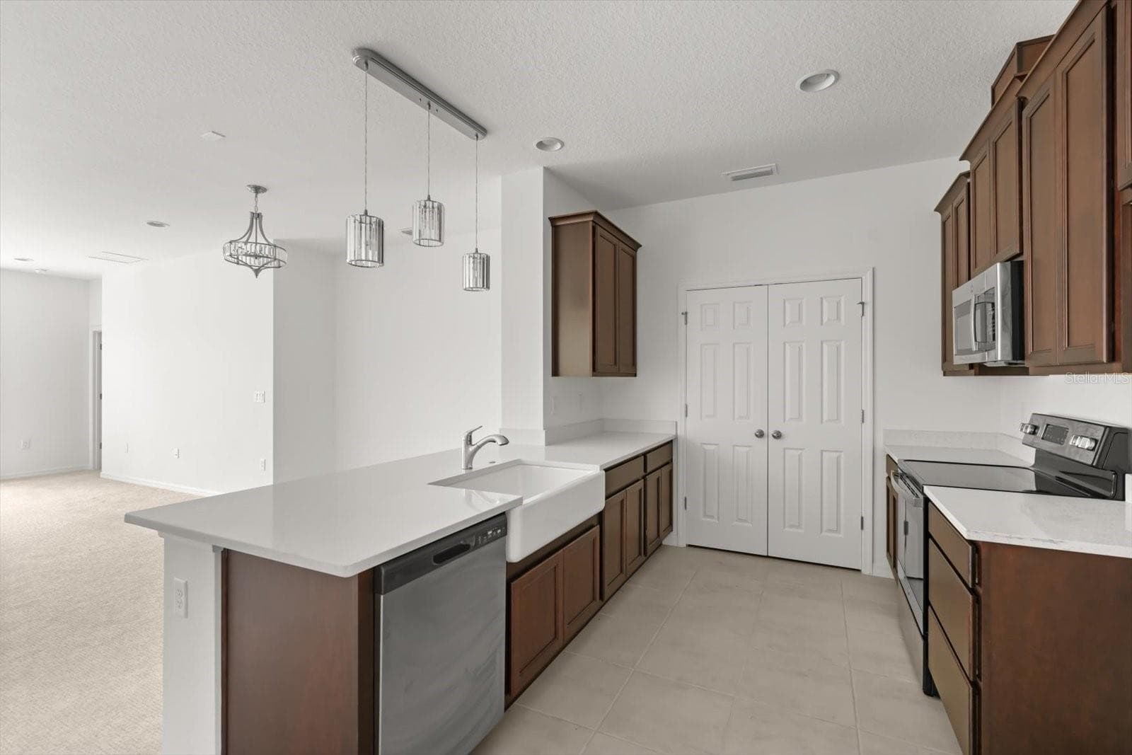 Single Family Residence at 6973 WILSON PASTURE AVE, GROVELAND, photo 9 of 52