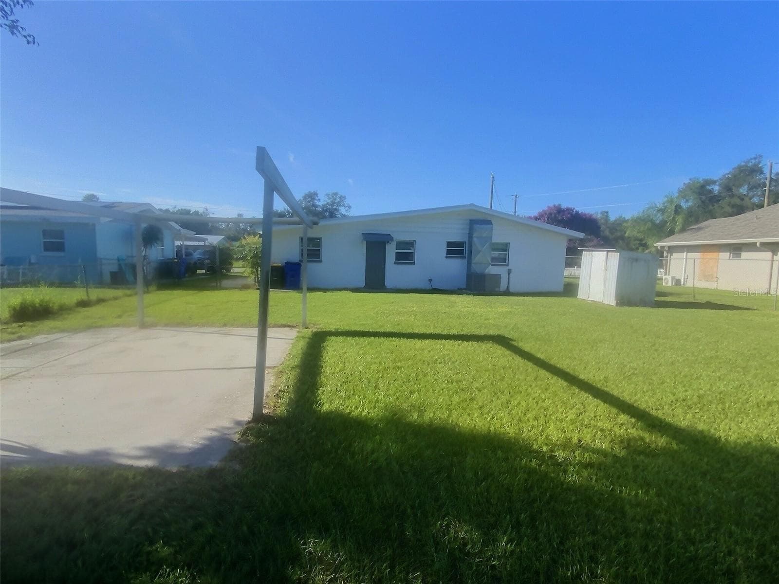 Backyard/Carport. - 1334 SUNSET DR, SEBRING