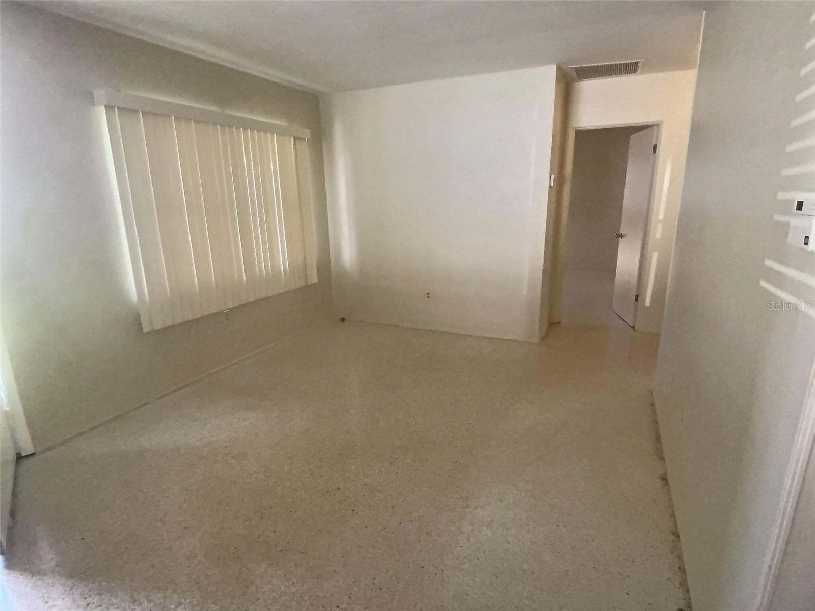 Main living area. - 1334 SUNSET DR, SEBRING