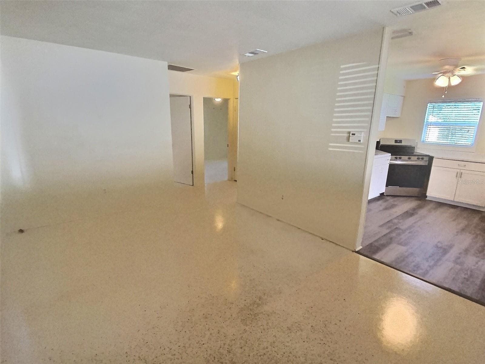 Main living area. - 1334 SUNSET DR, SEBRING