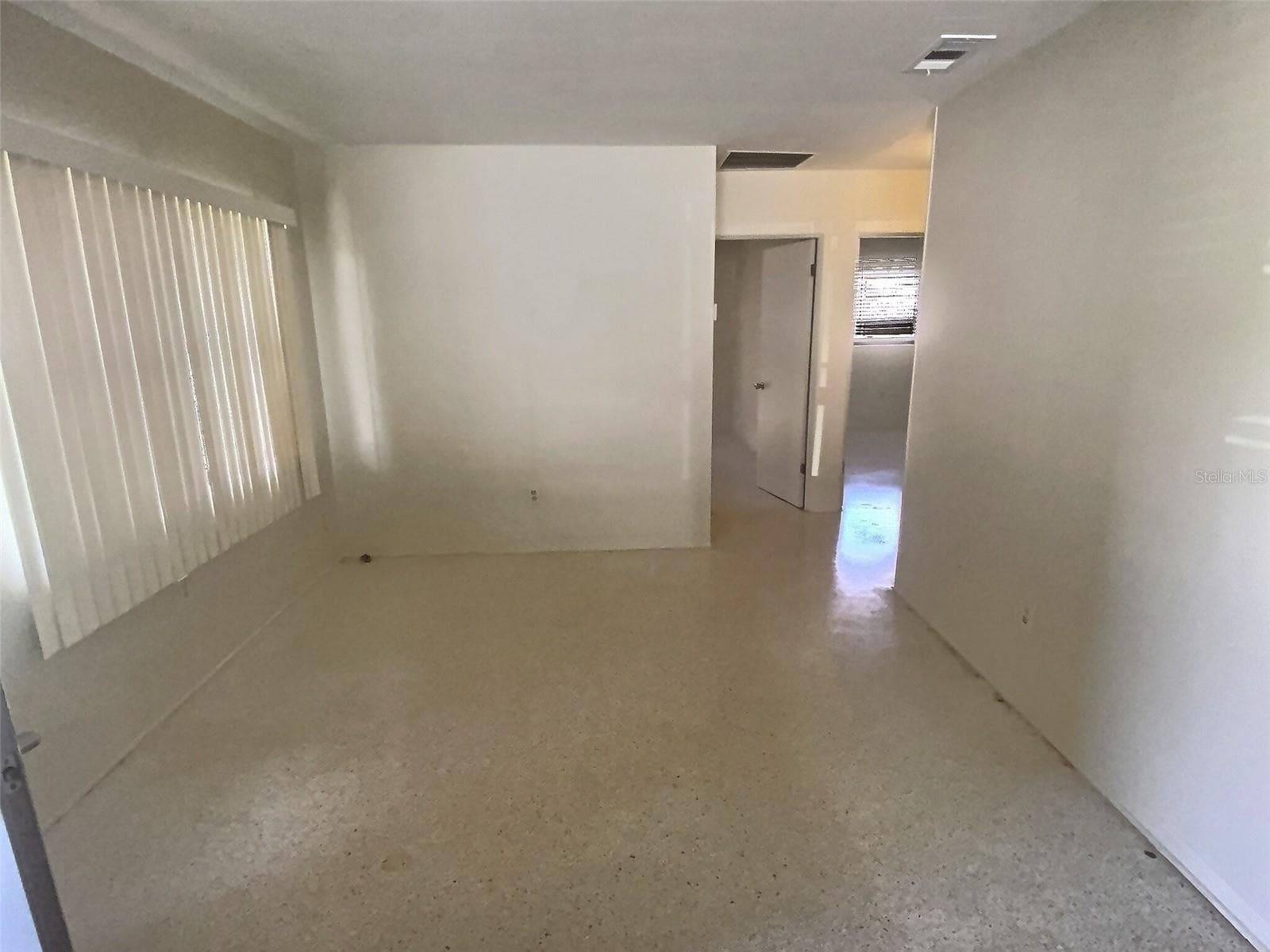 Main living area. - 1334 SUNSET DR, SEBRING