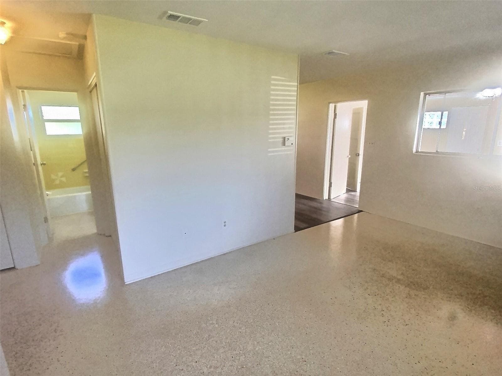 Main living area. - 1334 SUNSET DR, SEBRING