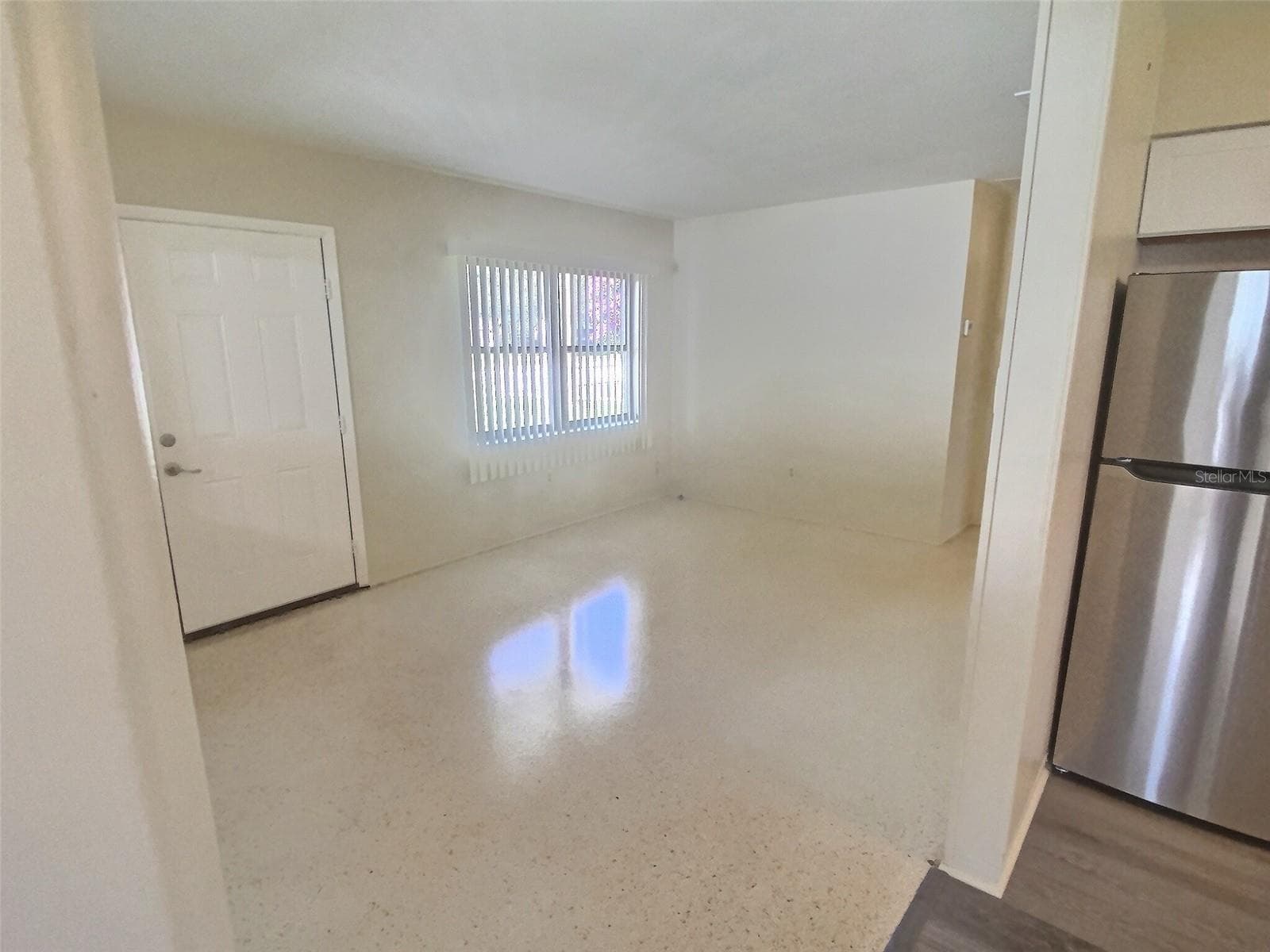 Main living area. - 1334 SUNSET DR, SEBRING