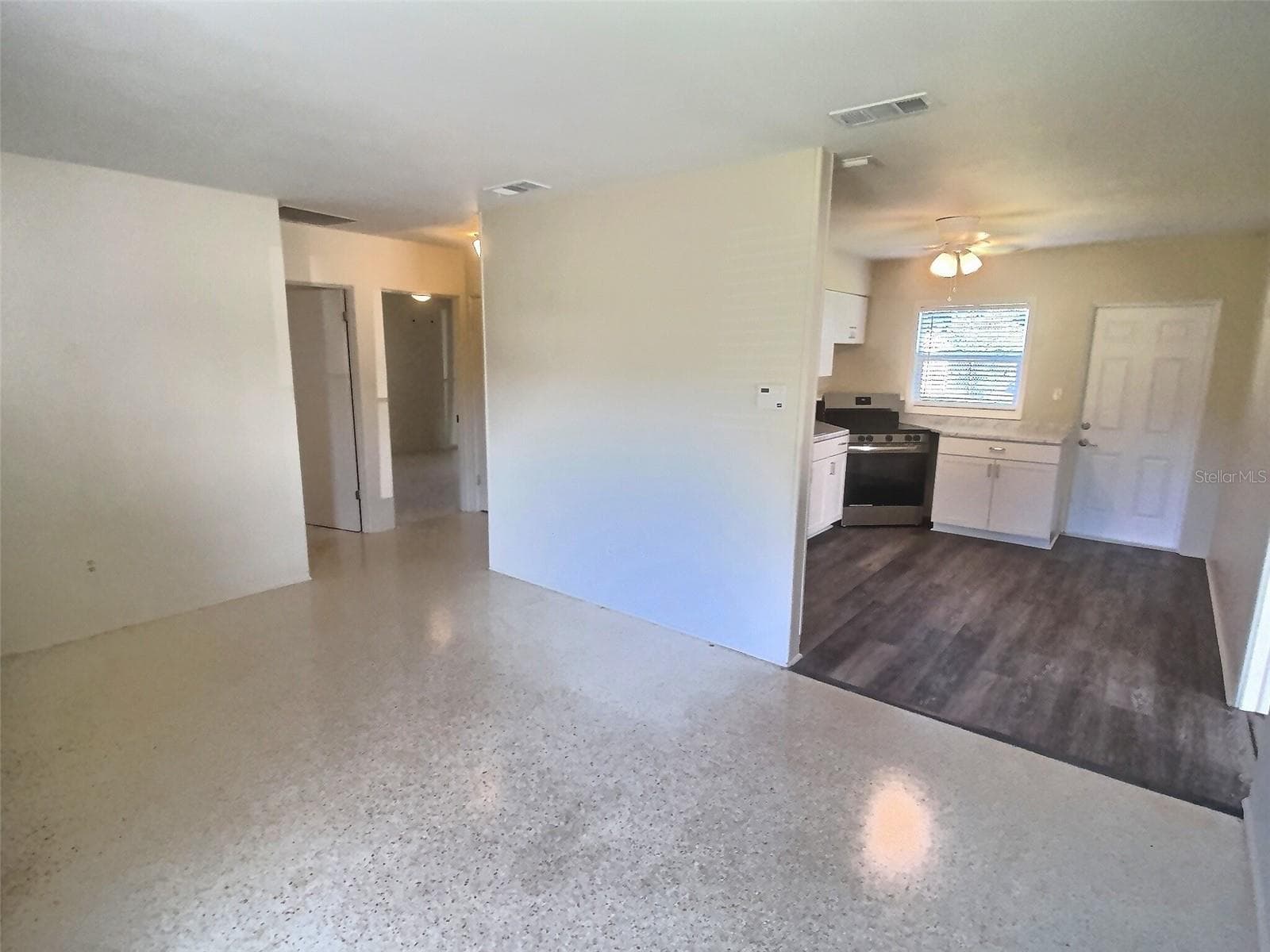 Main living area. - 1334 SUNSET DR, SEBRING