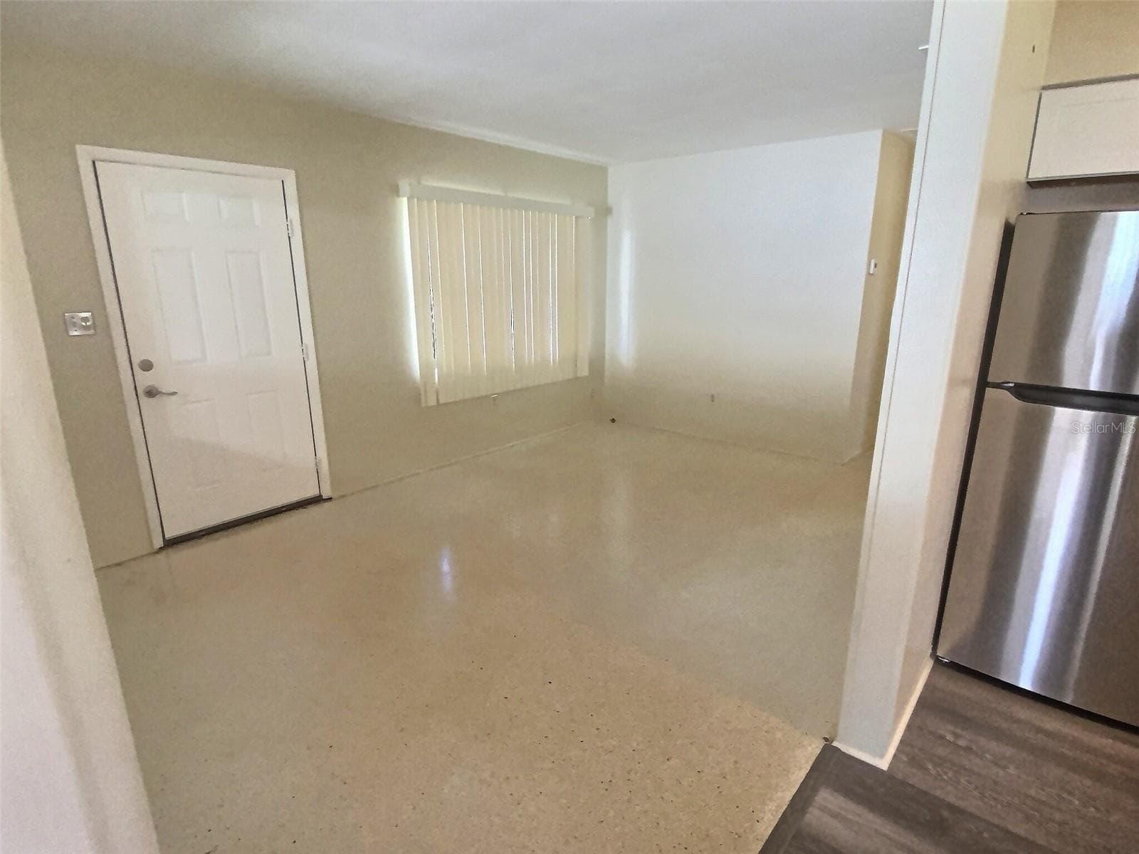 Main living area. - 1334 SUNSET DR, SEBRING
