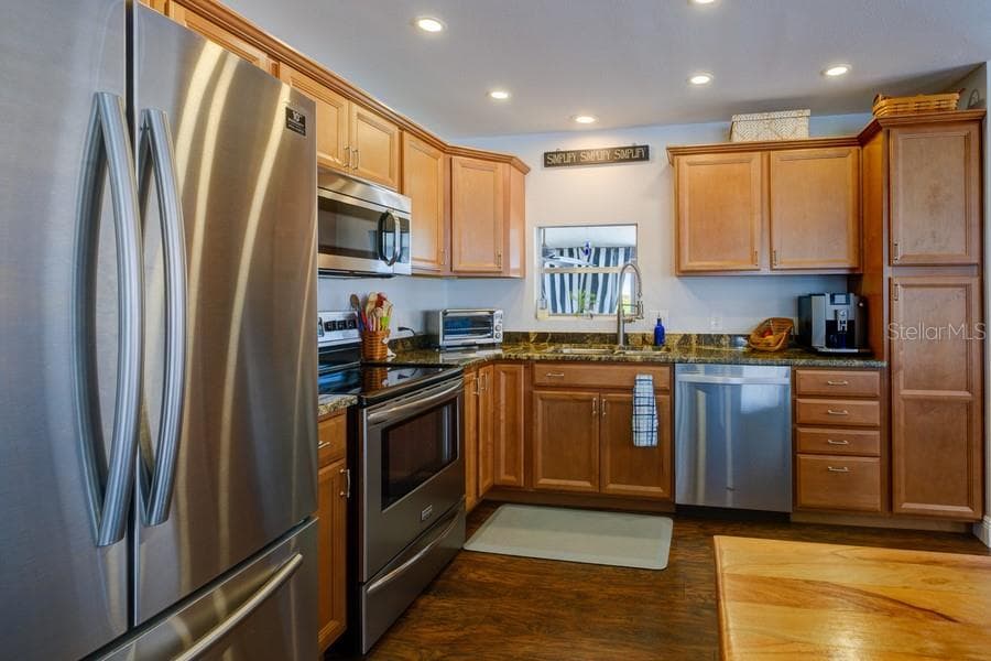 SPACIOUS KITCHEN WITH AMPLE CABINETRY - 1916 ILLINOIS AVE, BRADENTON