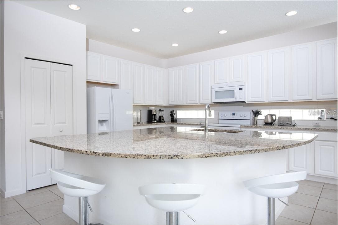 Beautiful open kitchen - 3850 OAKVILLE AVE, KISSIMMEE