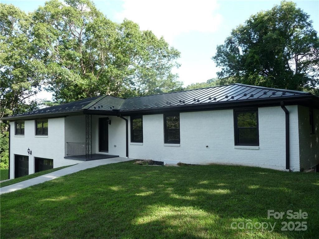 Single Family Residence at 384 New River Heights, Boone, photo 2 of 30