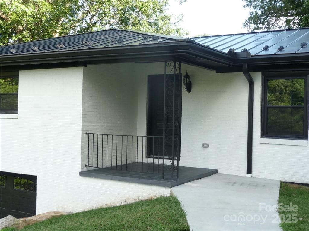 Single Family Residence at 384 New River Heights, Boone, photo 3 of 30