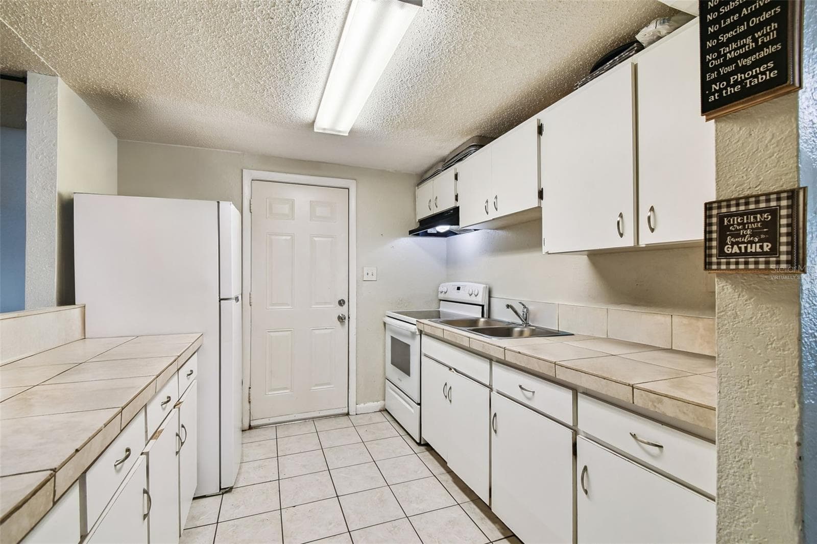 Virtually staged - 10101 N 11TH ST, TAMPA