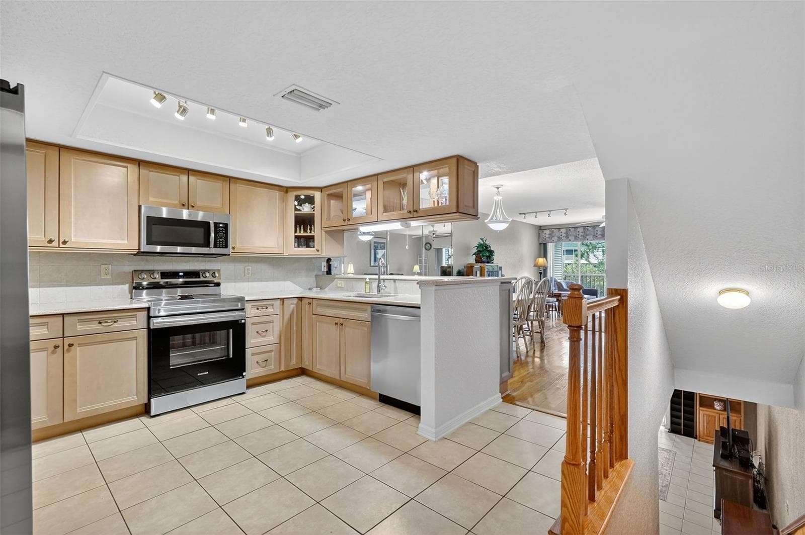 Updated kitchen with new range and dishwasher - 14879 SEMINOLE TRL, SEMINOLE