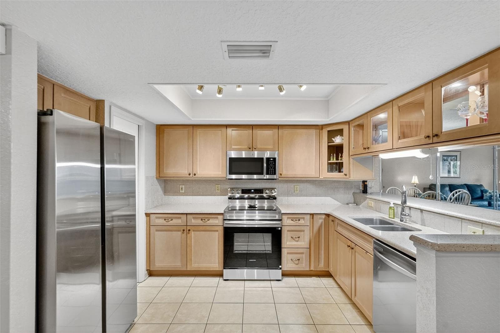 Stainless appliances and abundant cabinetry storage - 14879 SEMINOLE TRL, SEMINOLE