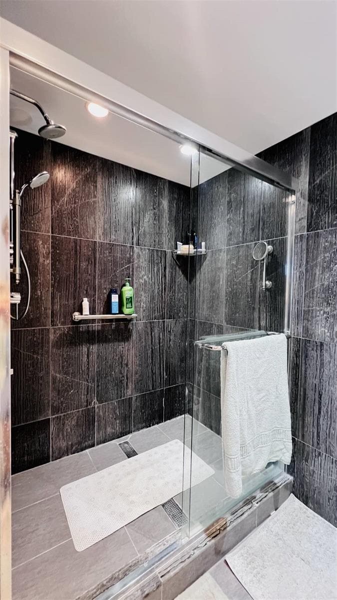 PRIMARY SHOWER - 100 PIERCE ST #1001, CLEARWATER