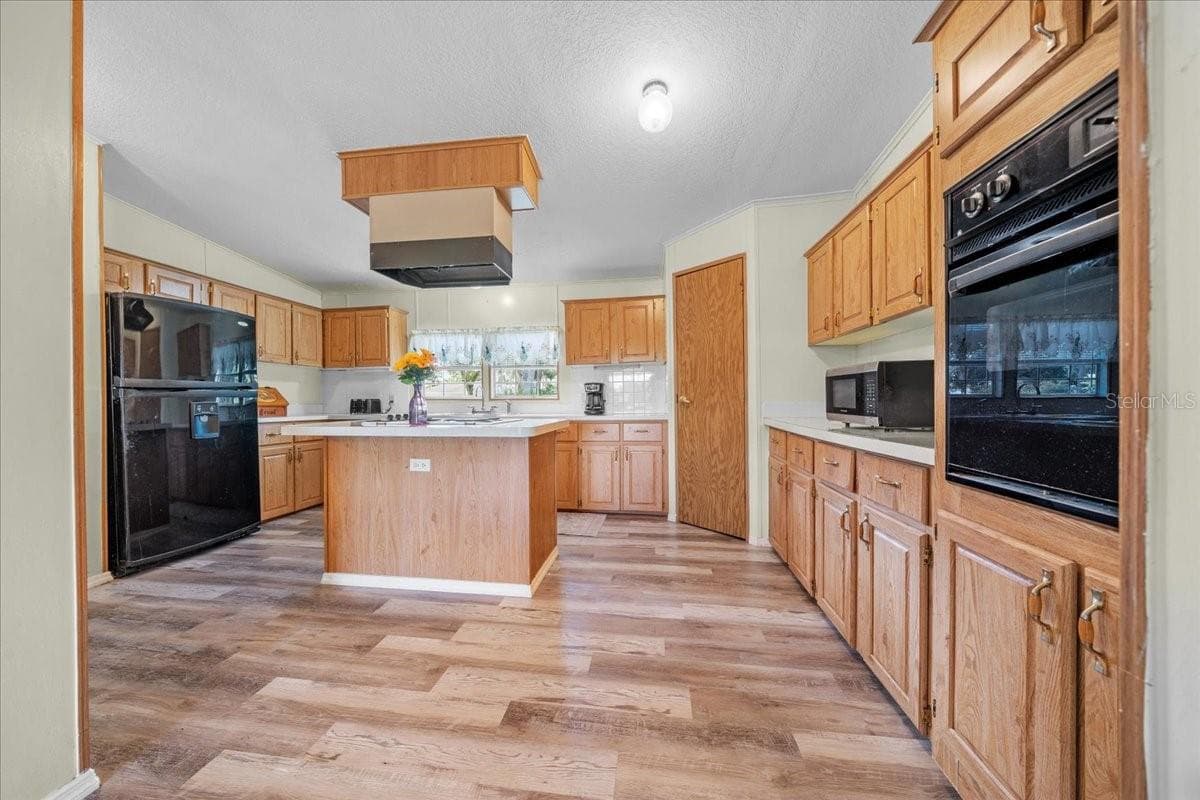 Manufactured Home at 10865 SE TIMUCUAN RD, SUMMERFIELD, photo 15 of 35