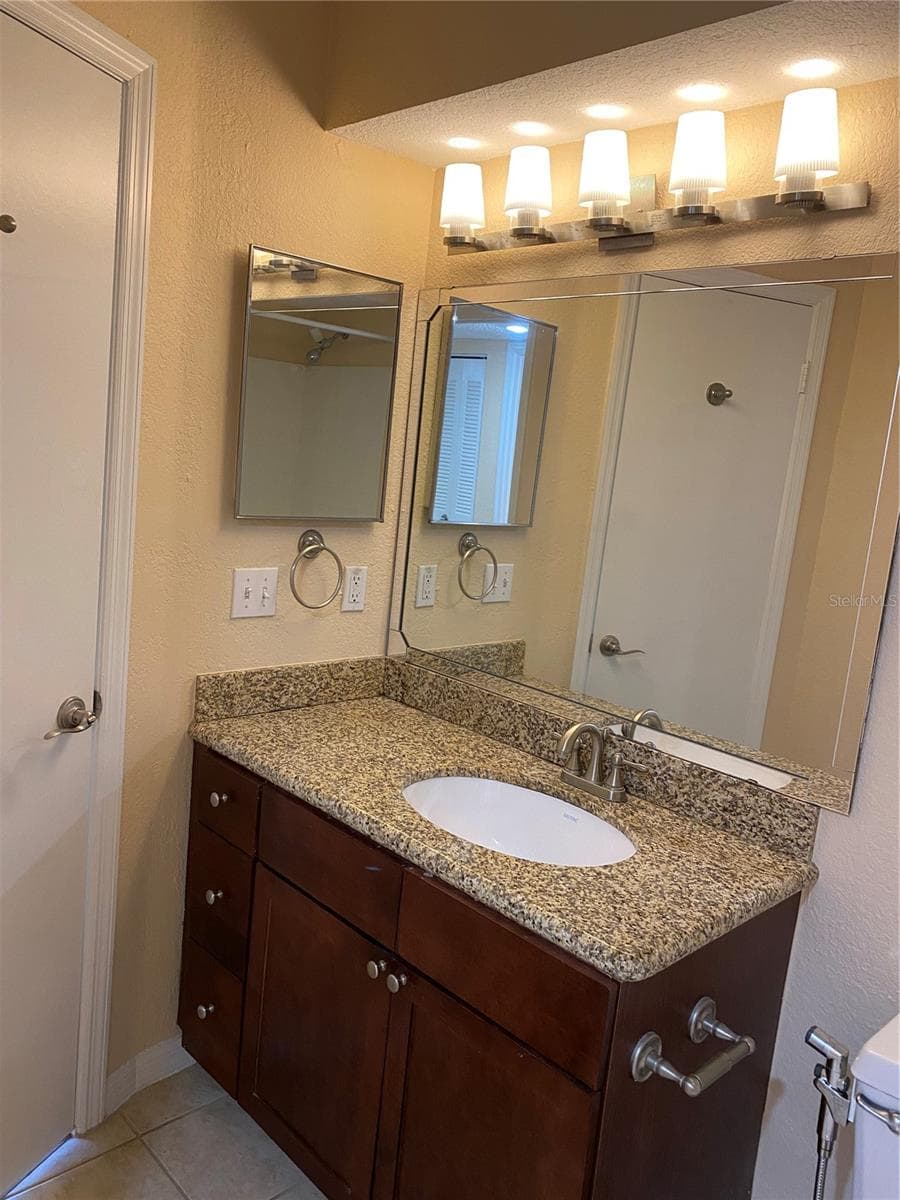 Full bathroom 2 - 5120 CONROY RD #12, ORLANDO