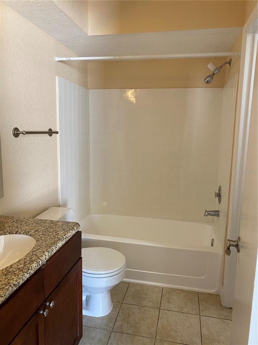 Full bathroom 2 - 5120 CONROY RD #12, ORLANDO