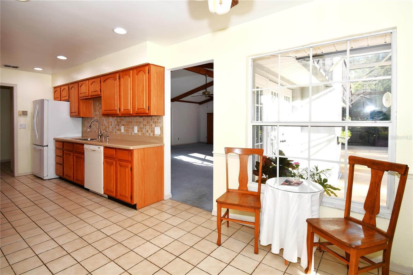 Breakfast Area - 611 OLD EUSTIS RD, MOUNT DORA