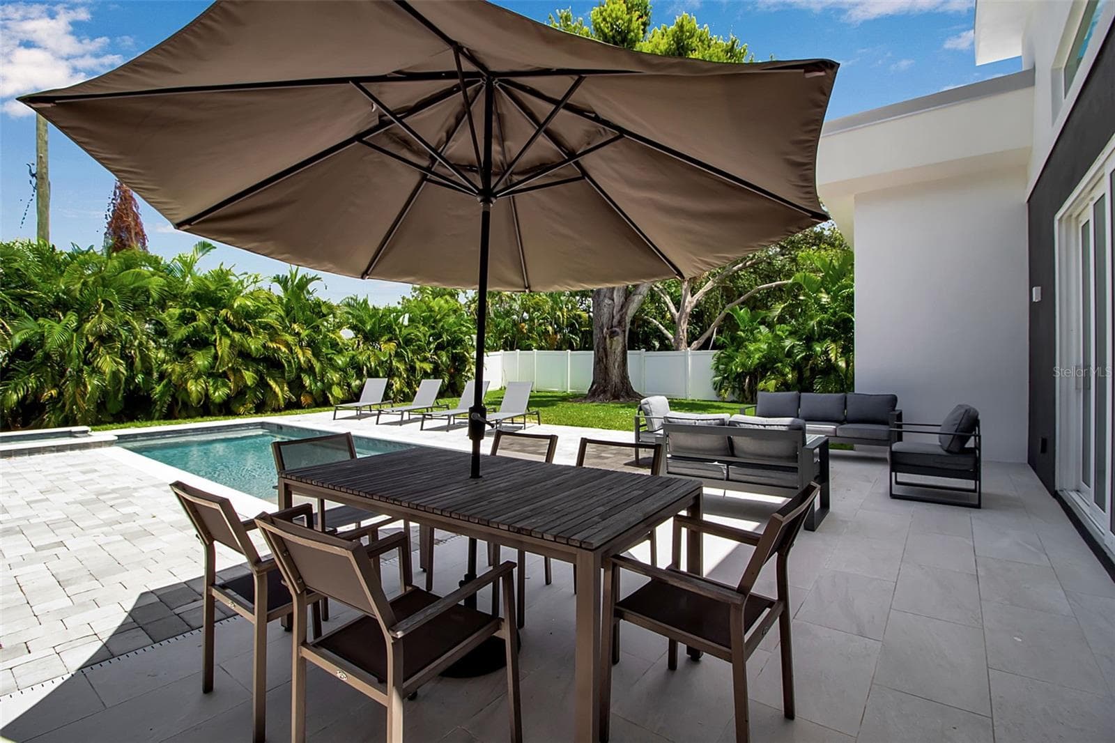 Outdoor Dining - 2231 WOOD ST, SARASOTA