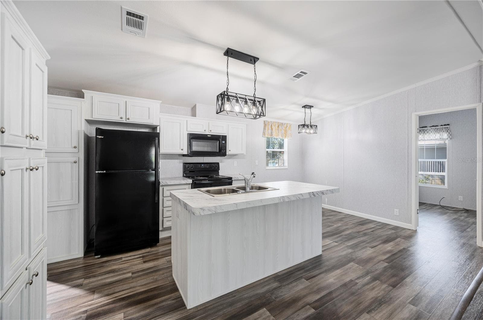 Manufactured Home at 1 BEAVERKILL DR, LAKE WALES, photo 6 of 51