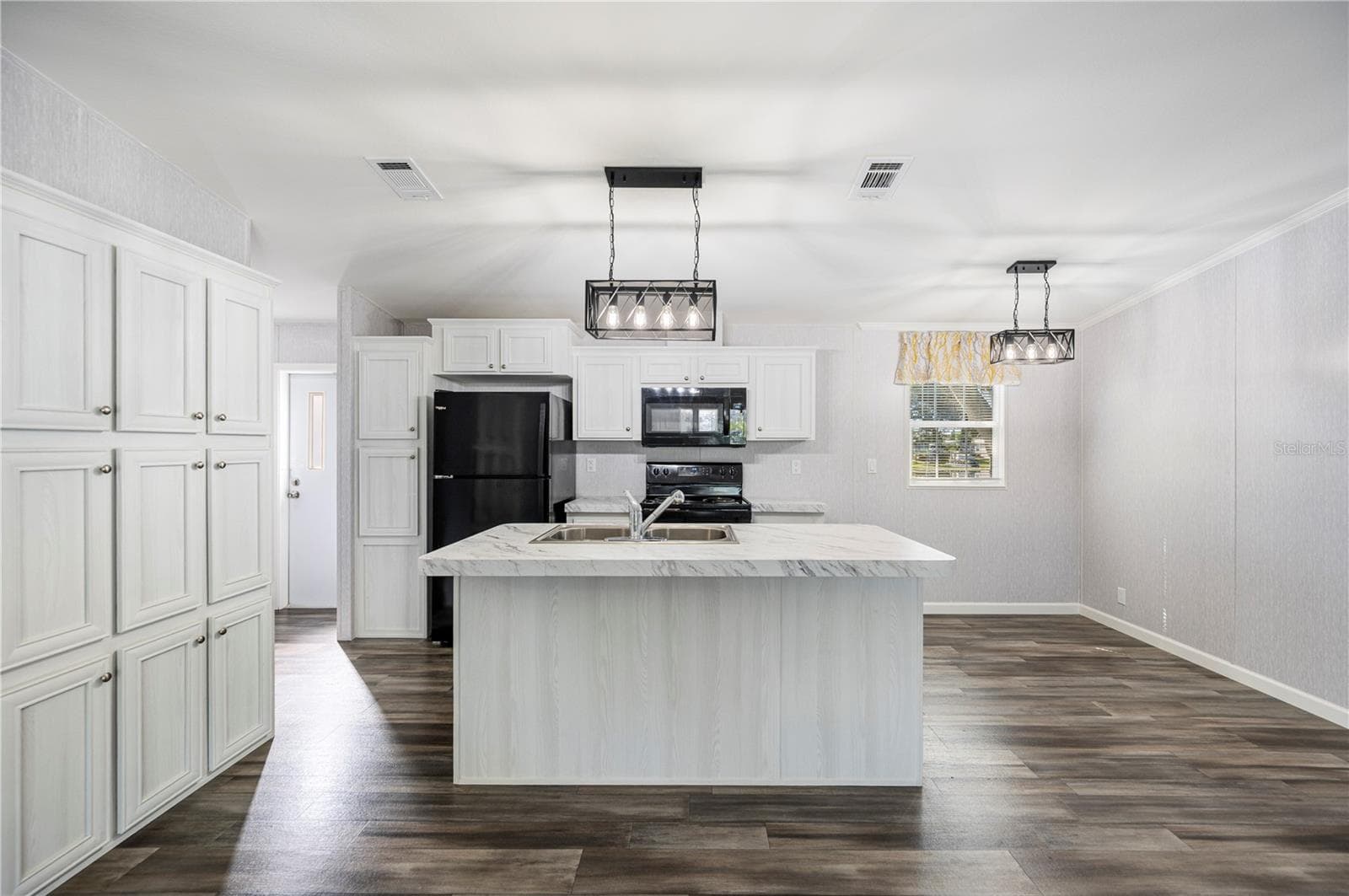 Island with sink - 1 BEAVERKILL DR, LAKE WALES