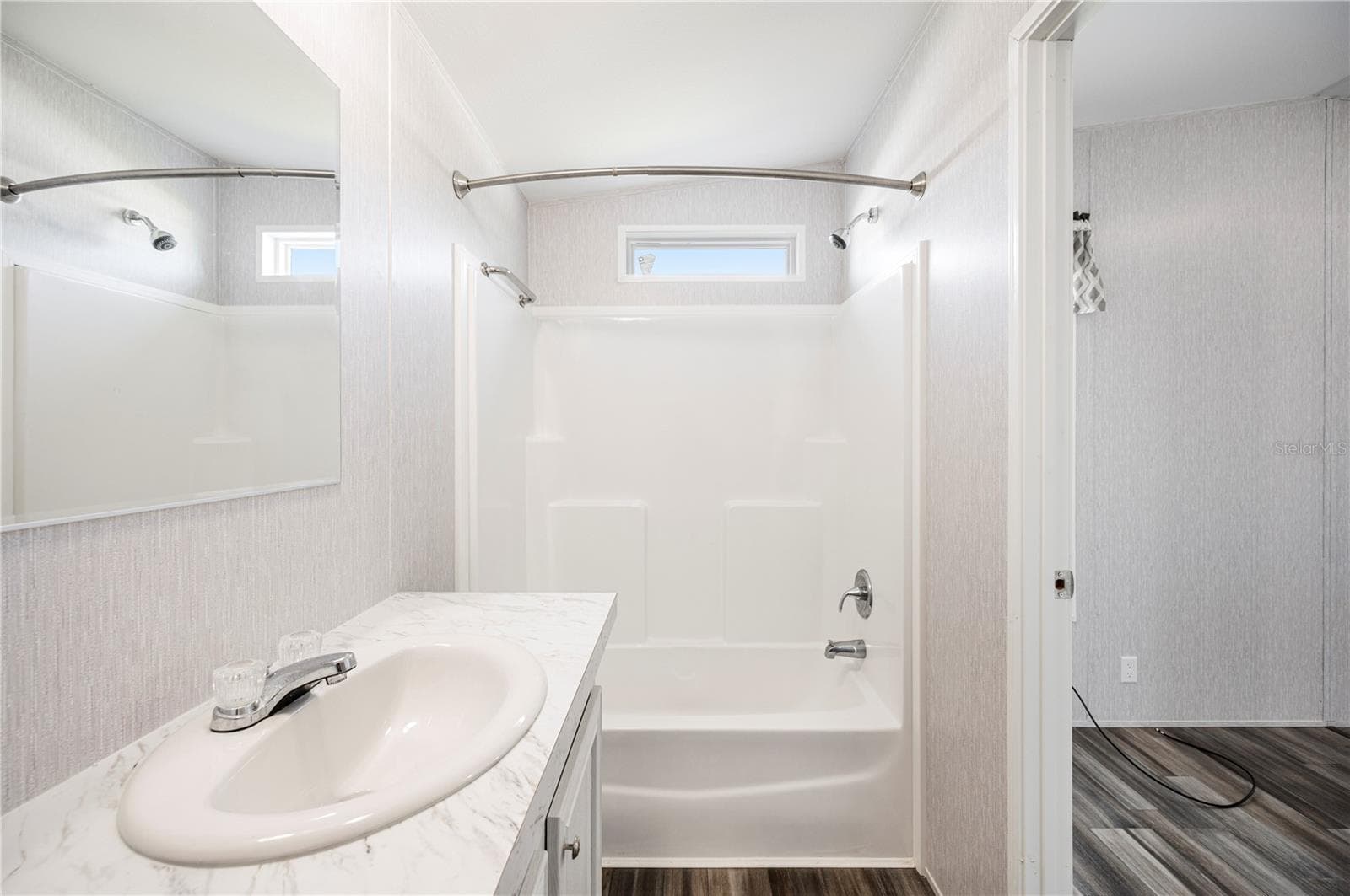Secondary Bathroom with tub/shower combo - 1 BEAVERKILL DR, LAKE WALES