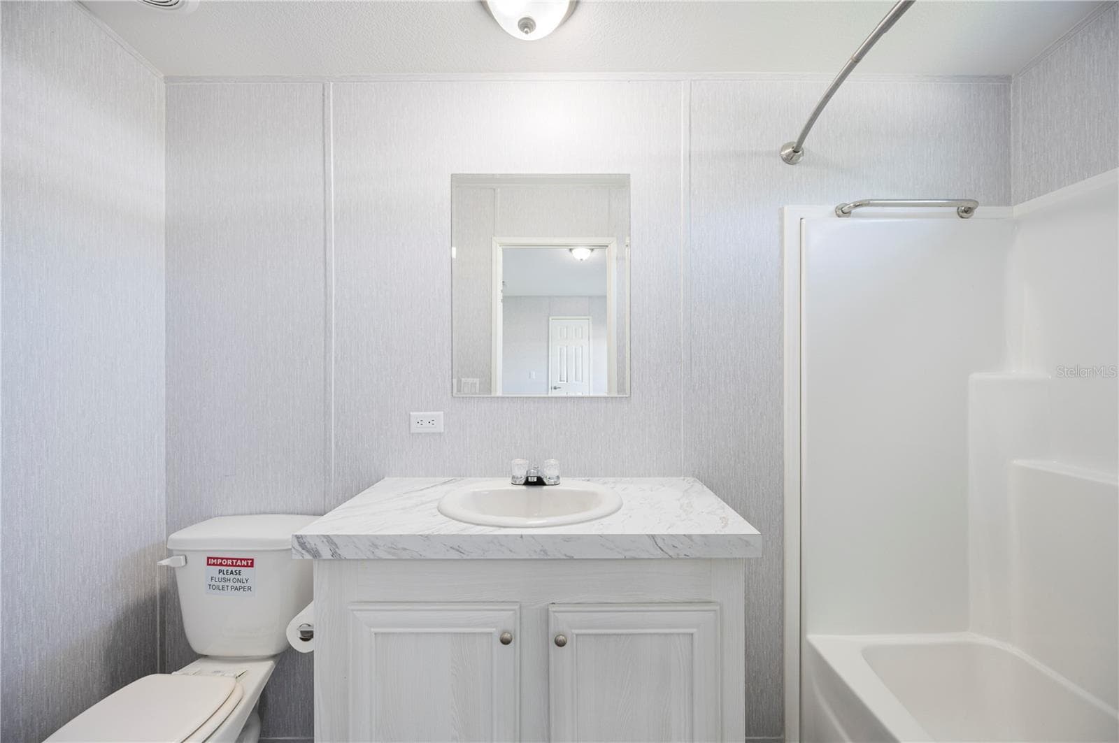 Secondary Bathroom with tub/shower combo - 1 BEAVERKILL DR, LAKE WALES