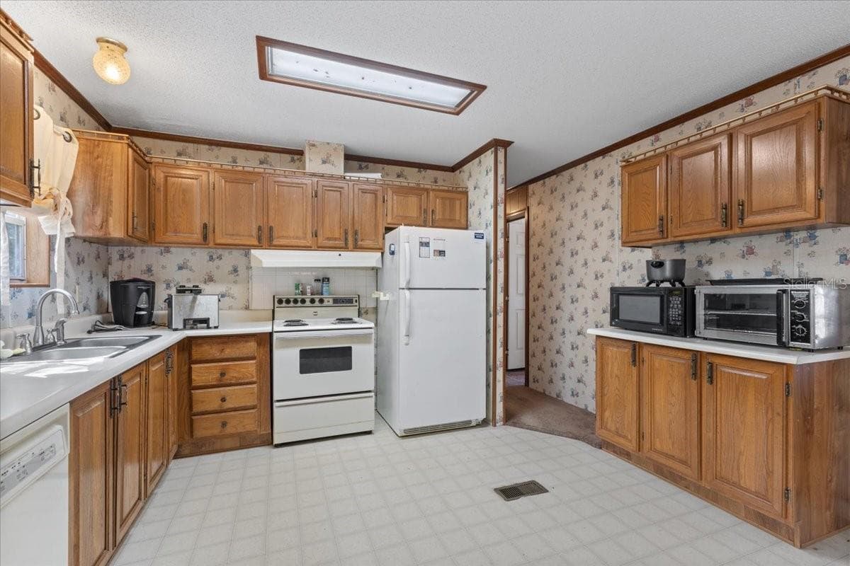 Manufactured Home at 4945 SW 358 HWY, STEINHATCHEE, photo 8 of 36