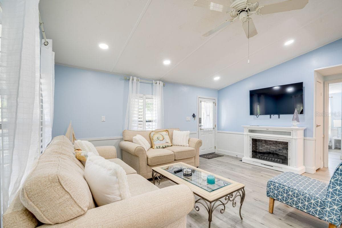Manufactured Home at 1224 DUSTIN DR, LADY LAKE, photo 13 of 28