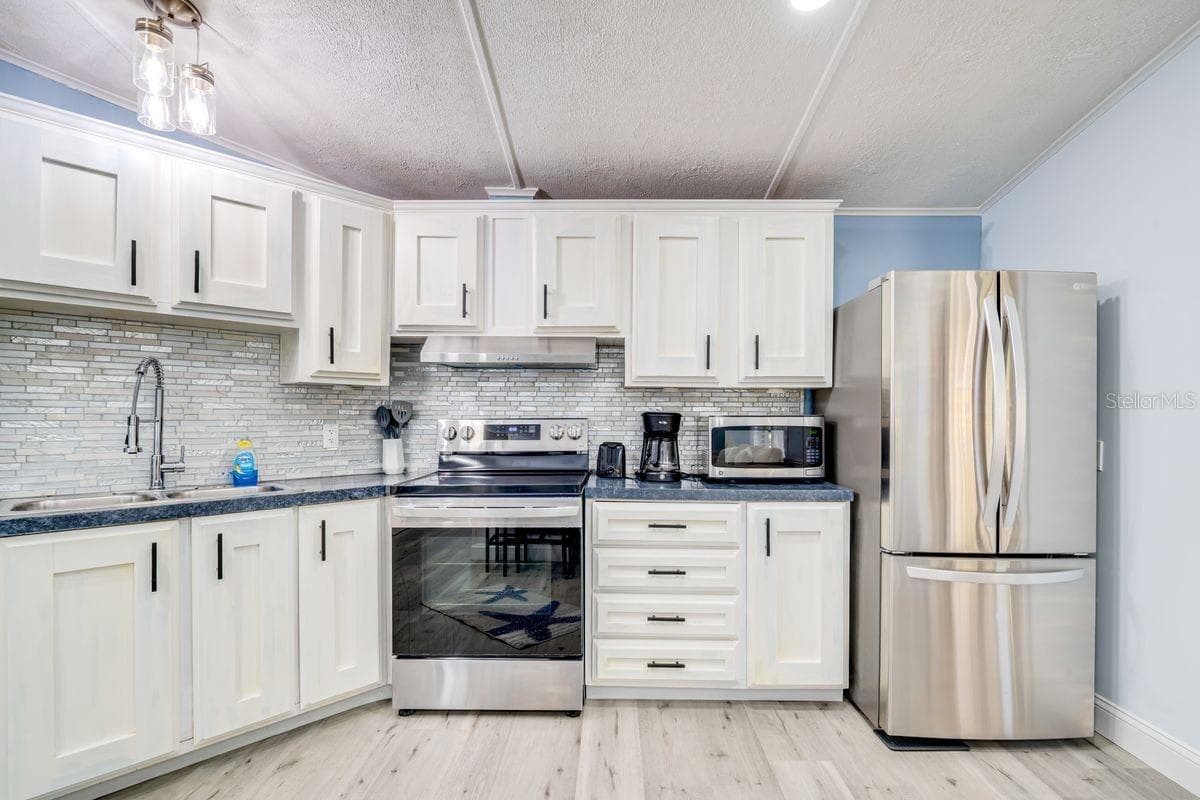 Manufactured Home at 1224 DUSTIN DR, LADY LAKE, photo 18 of 28