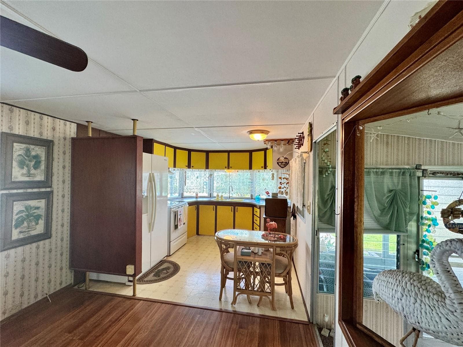 Bright, quaint kitchen - 616 50TH AVENUE TER W, BRADENTON