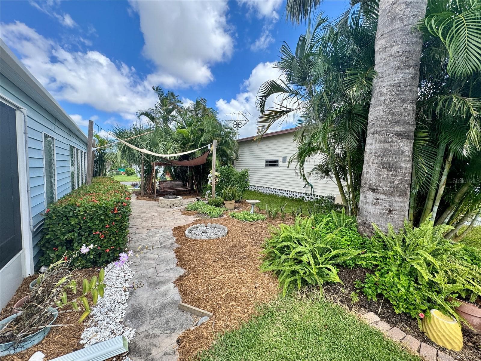 Lovely side garden with shades and water feature - 616 50TH AVENUE TER W, BRADENTON