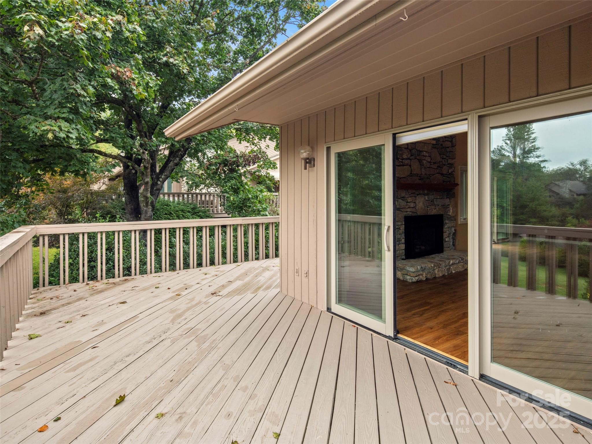 Large Deck great for entertaining - Asheville