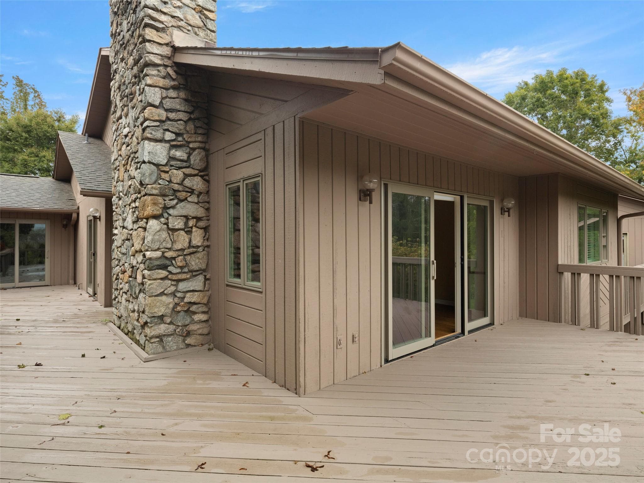 Large Deck great for entertaining - Asheville