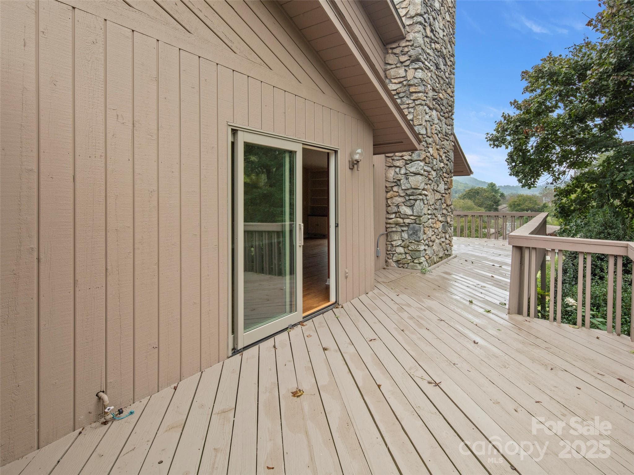 Large Deck great for entertaining - Asheville