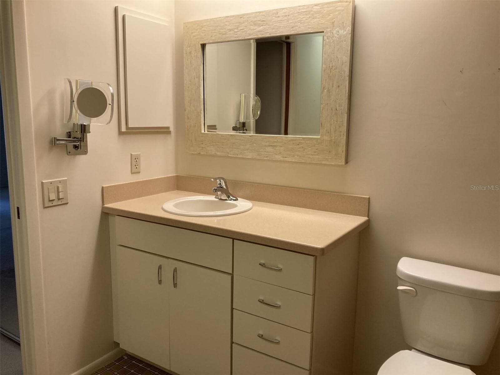 Dual vanities. - 3407 AVENIDA MADERA #A, BRADENTON